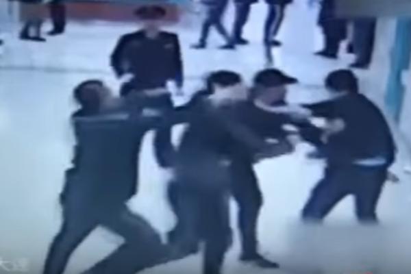 KO BRE NIJE UMRO!? Tuča kineskih pogrebnika oko pacijenta (koji je i dalje živ) zgadila ceo svet! (VIDEO)