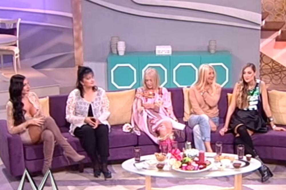 ONA JE SKANDAL MAJSTOR, ali ovo je PREVIŠE! Pevačica došla SKROZ GOLA u emisiju Sanje Marinković! Morali da je OBLAČE!