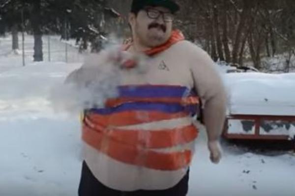 Pametan, nema šta: Šta se dešava kada staviš na sebe gomilu petardi, pa se zapališ?! (FOTO)