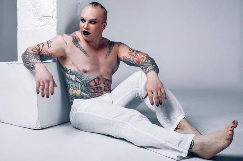 A MISLILI STE DA STE SVE VIDELI: Rus, bodibilder voli da se šminka i ceo je istetoviran! To nije sve... (FOTO)