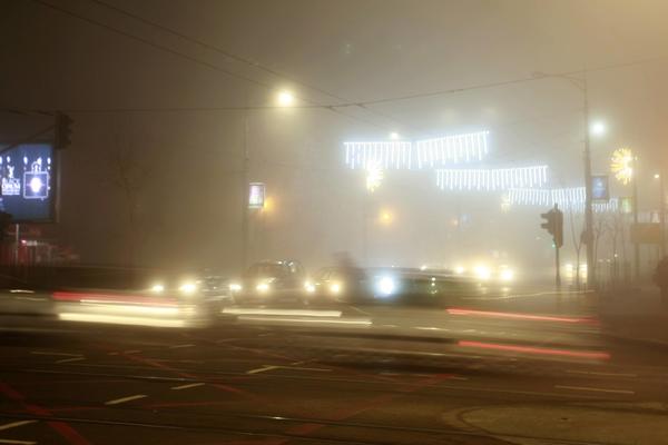 VOZAČI, PAZITE, NIŠTA ŽIVO SE NE VIDI: Gusta magla ometa saobraćaj u celoj Srbiji!