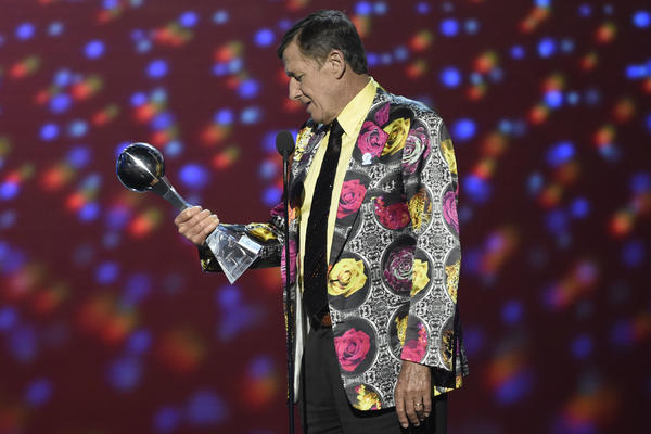 AMERI U SUZAMA: Umro je NBA voditelj sa najluđim stajlingom na svetu! (VIDEO)