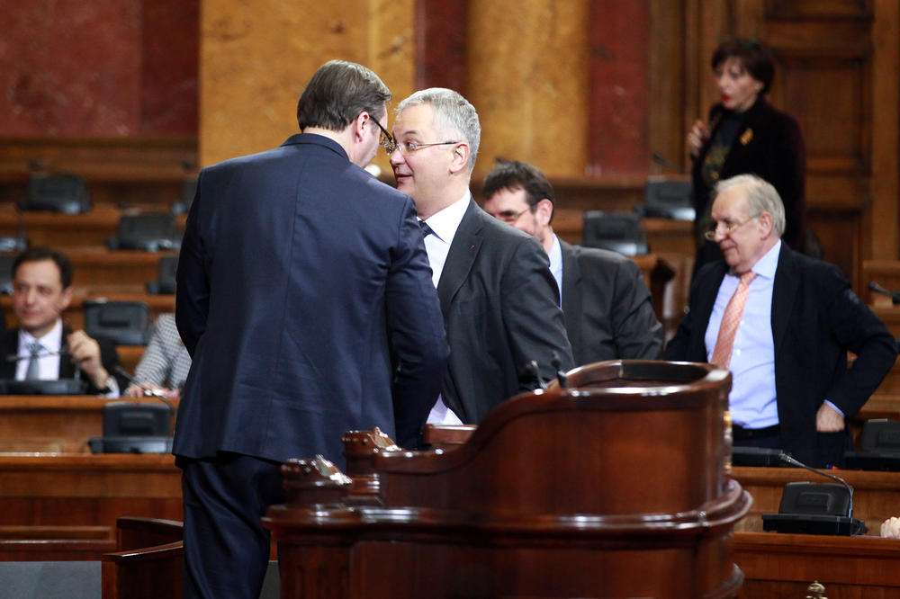 Šutanovac Vučiću: Vrati penzije, daj knjigu doktoru Stefanoviću da i on nešto pročita!