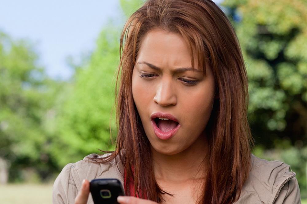 Zbog čega ti ne odgovara na poruku? Šta sve ženama u ovakvim situacijama pada na pamet! (GIF)