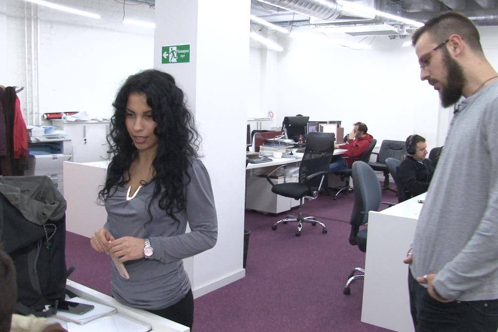 PRIŠAO JE KOLEGINICI KAO HIJENA U TERANJU: Ovako izgleda seksualno uznemiravanje! (VIDEO)