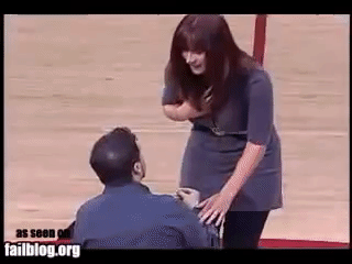 Hteli su da zaprose devojku nasred utakmice, ali ovakve REAKCIJE NISU OČEKIVALI! (VIDEO)