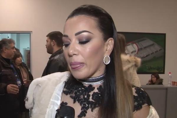 Ravna sam ko daska, baš me briga! Ovako poznata pevačica reaguje kada joj ispadne... (VIDEO)