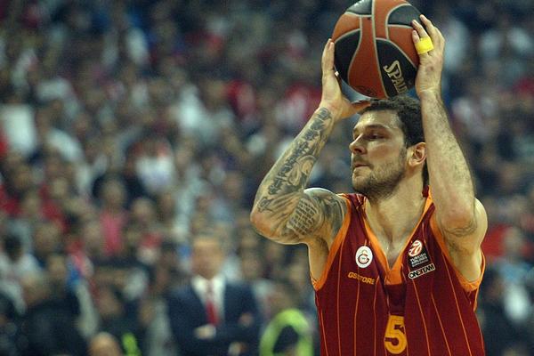 MICOV IMA NEŠTO PROTIV MODE: Srpski majstor košarke iscepao Armani! (VIDEO)