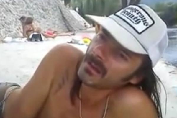 DELIJE I GROBARI ĆE UMRETI OD SMEHA: Da li je ovo najjači vođa navijača na Balkanu? (VIDEO)