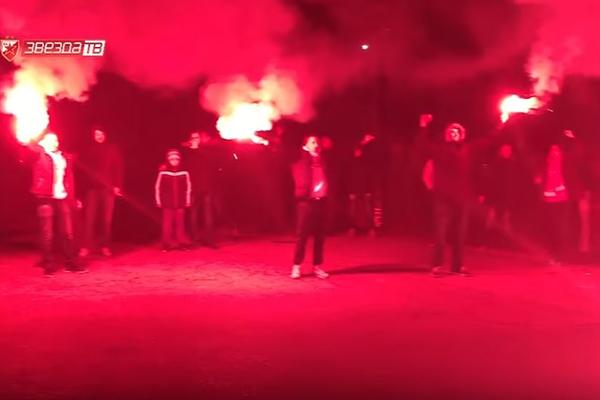 Gorele su baklje, a onda je zagrmela pesma: Igrači Zvezde nisu očekivali ovo kad su svratili u Leskovac! (VIDEO)