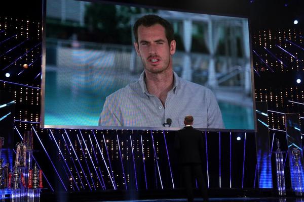 POKVARIO SE PEHAR: Mari doživeo neviđeni blam na dodeli trofeja! (FOTO)