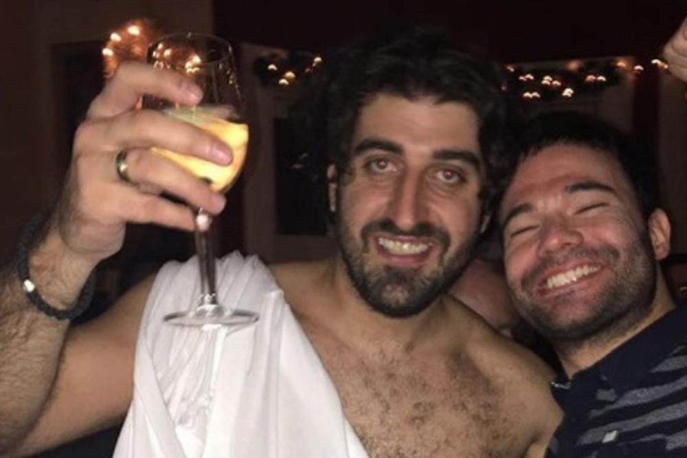 Tako se slavi rođenje PRVOG SINA! Pevačicin muž uscepan dok se ori ALAL VERA (VIDEO)