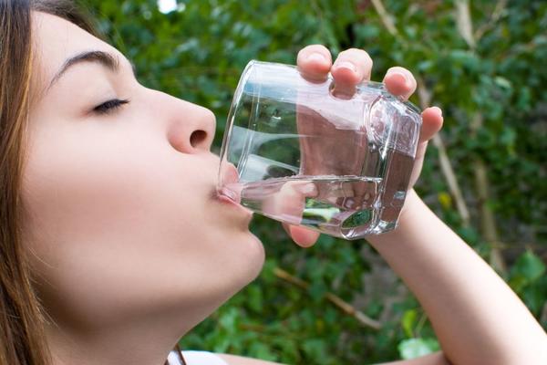 DŽABE BACATE PARE NA FLAŠIRANU VODU! Evo šta u stvari PIJETE!