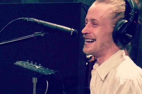 Pričalo se da ga je Majkl Džekson zlostavljao, a njegova ćerka mu sada maže nokte?! (FOTO)