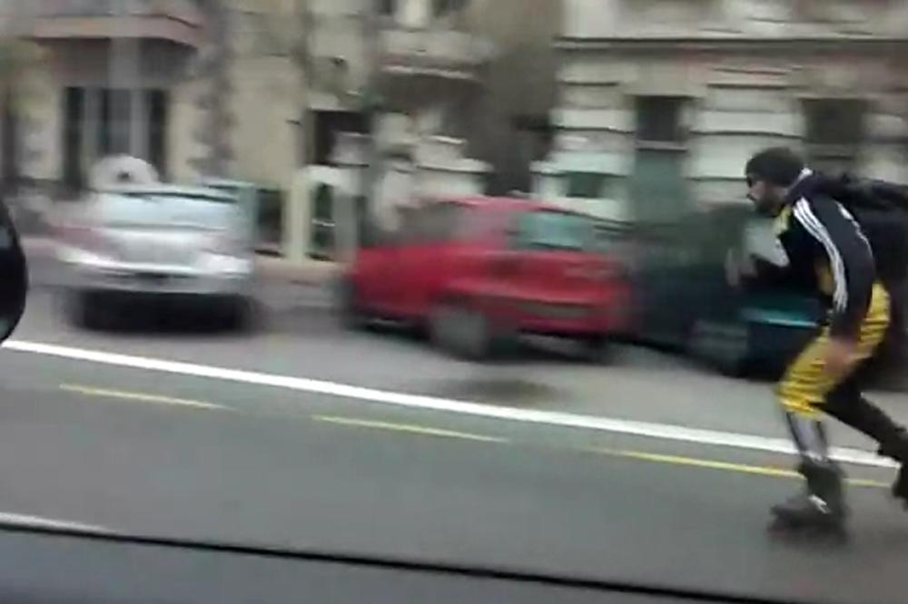 Njemu ni minus ne može ništa! Ovaj batica piči kroz Kneza Miloša na rolerima (VIDEO)