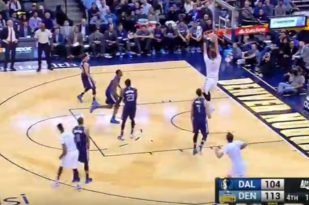 Ljudi, videste li kako je igrao Jokić? Asistencija iza leđa, pas preko celog terena i koš iz nemoguće pozicije... (VIDEO)