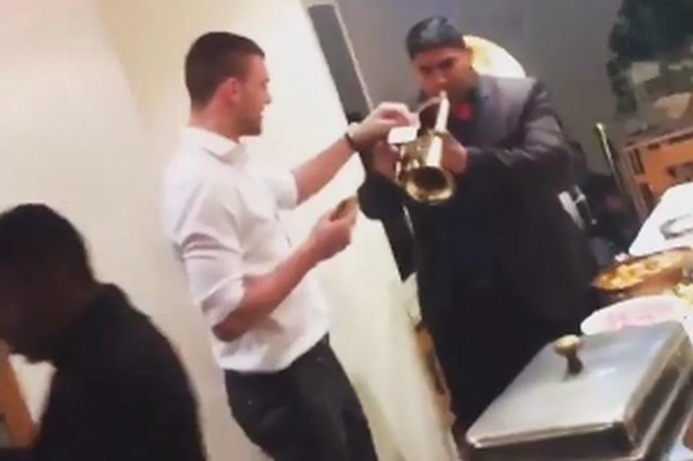 Za manje od 15 sekundi Veljko okitio šestoricu! Trubači napravili haos u Cecinoj kući! (VIDEO)