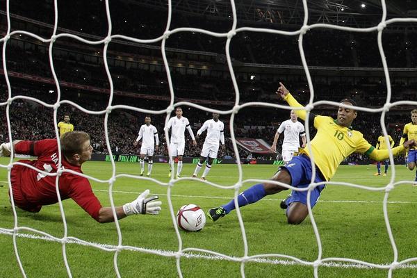 Pred Ronaldinjom su PADALI SVI: 10 vrhunskih golmana koji su poklekli pred maestrom fudbala (VIDEO)