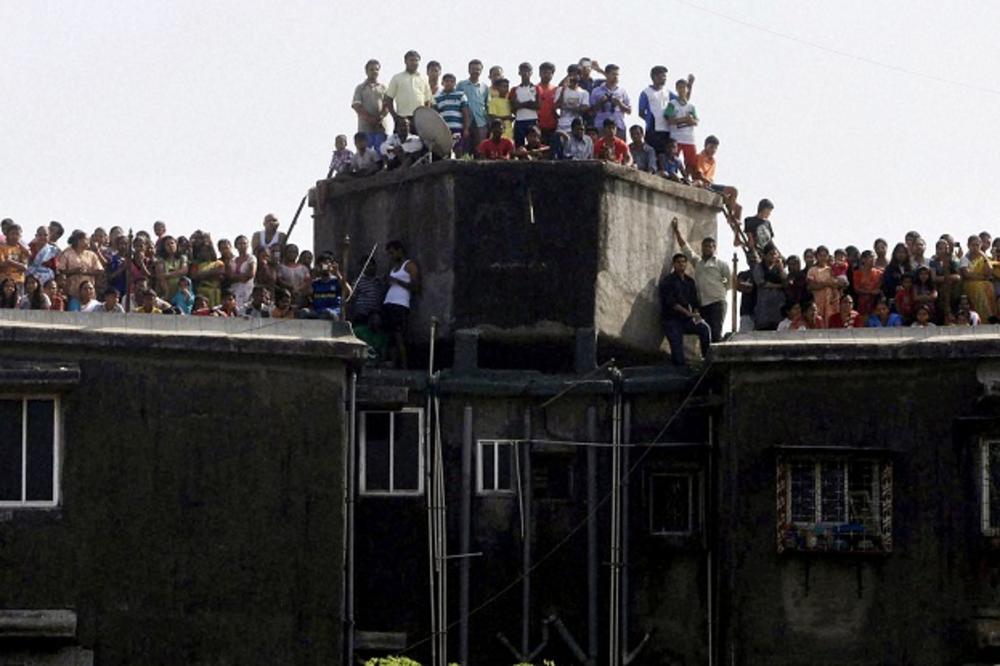 10 NAJVEĆIH MASOVNIH HISTERIJA: Čovek majmun, otrovna žena i ples do smrti! (FOTO) (VIDEO)