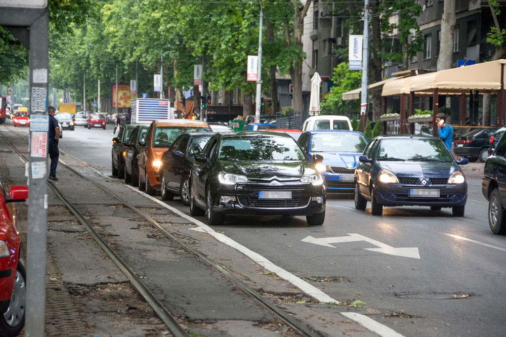 KAKO MU JE OVO USPELO? Zaboravio da povuče ručnu, pa ga pregazio sopstveni automobil!