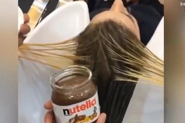 Zašto ovaj lik maže ženi nutelu po kosi?! Razlog i nije toliko blesav kako izgleda! (VIDEO)
