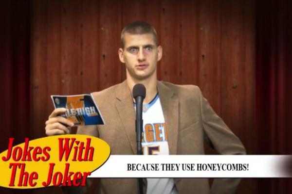 Ako ne budete plakali od smeha zbog Jokićevog vica, suze će vam teći zbog njegovog izraza lica! (VIDEO)