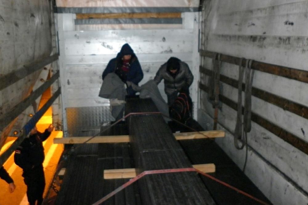 SRPSKA POLICIJA JE ZAUSTAVILA KAMION NA GRANICI: A onda su podigli metalne cevi u prikolici... (VIDEO)