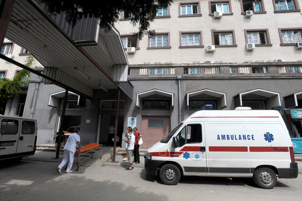 NIŠLIJKA SE PORODILA ISPRED PORODILIŠTA: Beba izašla na MINUS ŠEST!