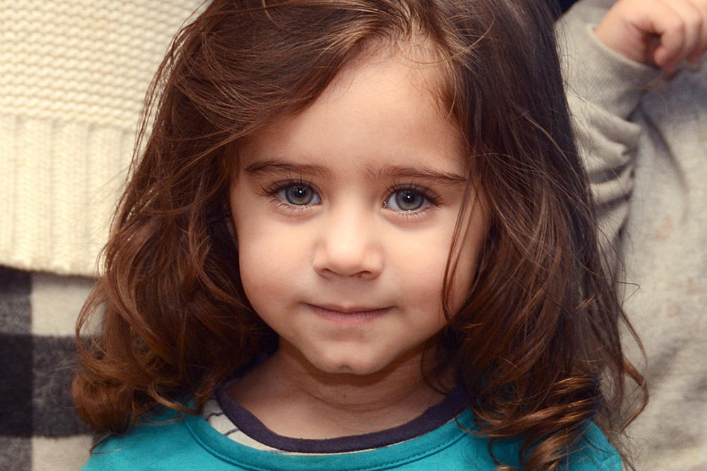 Pogledajte samo te okice! Asmanur ima 2,5 godine i ona je najlepše dete migrant! (FOTO)