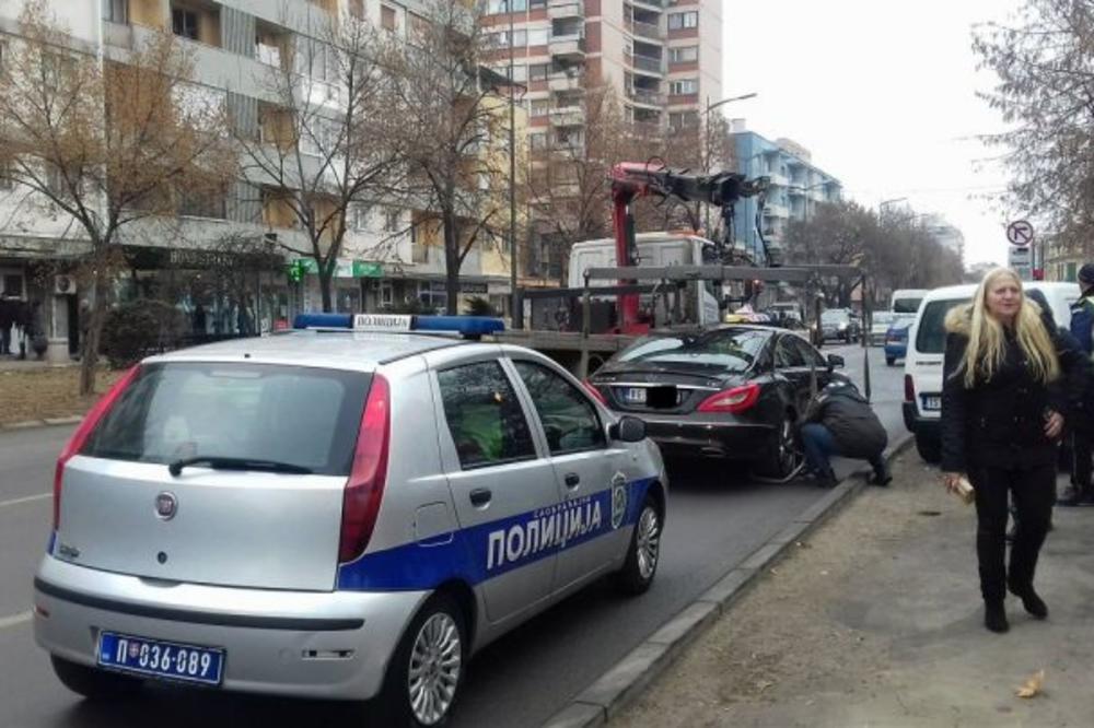 NEVEROVATNA SCENA U SRBIJI: Pauk pokupio nov, preskup MERCEDES, prolaznici gledali u čudu! (FOTO)