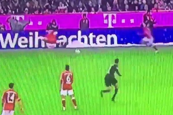 ISPALA GODINE: Igrač Bajerna mislio za Deda Mraza da je saigrač, pa mu dodao loptu! (VIDEO)