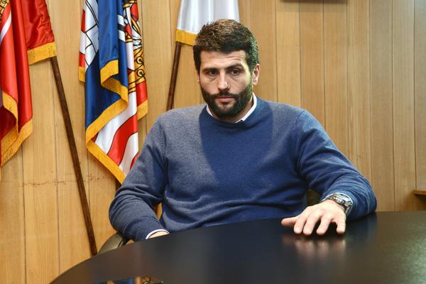 Šapića su optužili da je žuti lopov i saradnik SNS-a! On im je poručio: NISAM KONJ, NEGO VEROVATNO SAMO OBIČNA KONJINA!