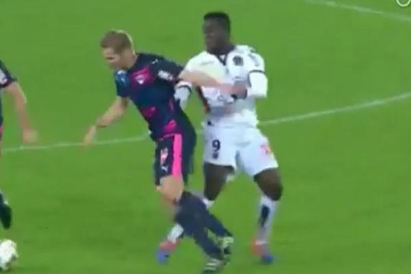 BALOTELI OPET POLUDEO: Udarao bez lopte, popio crveni, dao dres navijačicama i gurnuo kamermana! (VIDEO)