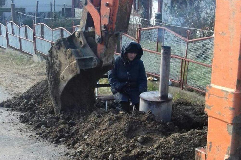 NAJTUŽNIJA SLIKA SRBIJE: Kad čujete zašto ova PROFESORKA sedi pored šahta ceo dan, zaboleće vas duša! (FOTO)