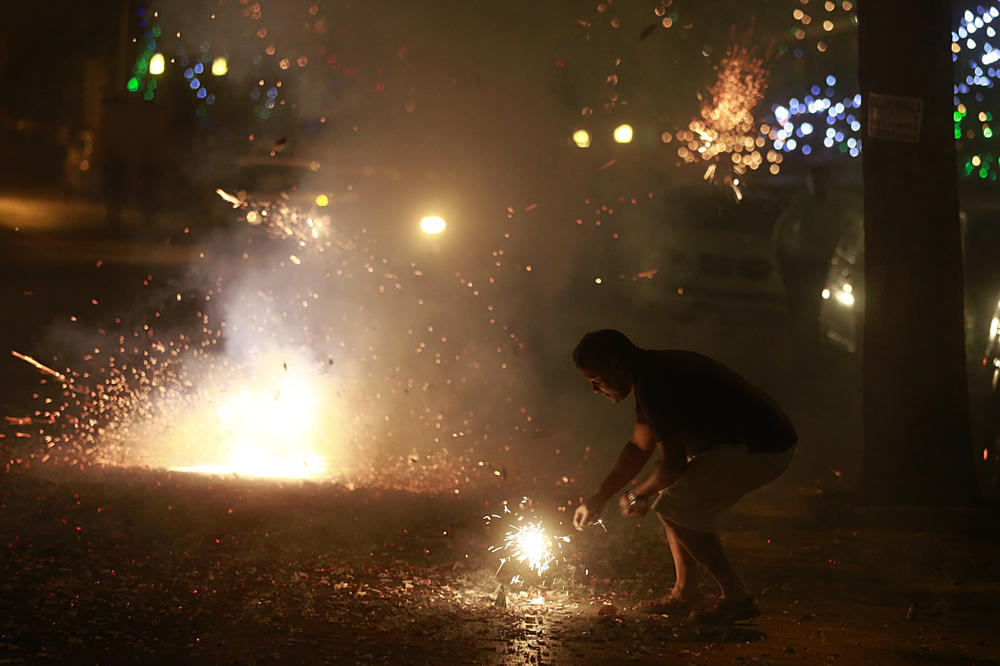 PAZITE SVOJU DECU, NOVA OPASNA IGRA VLADA SRBIJOM!  Stavljaju petarde u flaše, pa onda... (FOTO)
