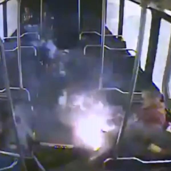 EKSPLODIRALA MU ELEKTRIČNA CIGARETA U DŽEPU dok se vozio gradskim prevozom! (VIDEO)