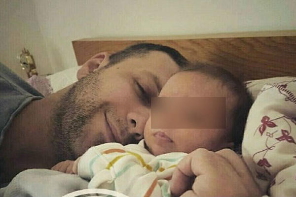 UZEO PIŠTOLJ I PUCAO Zastrašujuća uspavanka koju Dado Polumenta peva svojoj mezimici od 2 meseca??? (VIDEO)