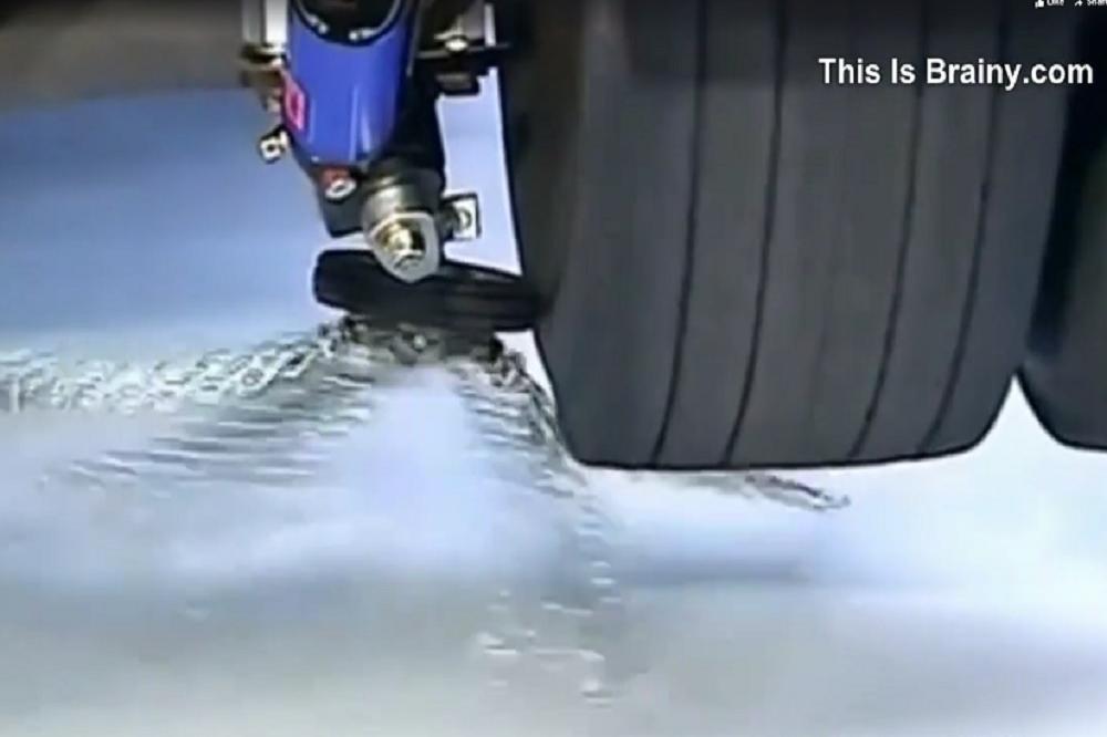 Uz ovaj deo vaš auto se nikada neće zaglaviti u snegu! (VIDEO)