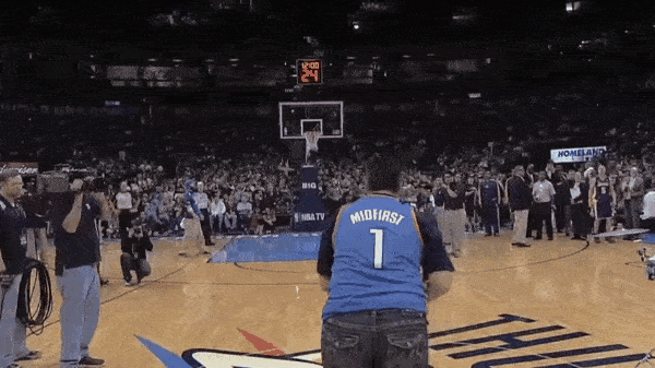 UZELI KEŠ I DOBILI 5 MINUTA SLAVE: Šut života zbog koga su im NBA zvezde trčale u zagrljaj! (GIF)