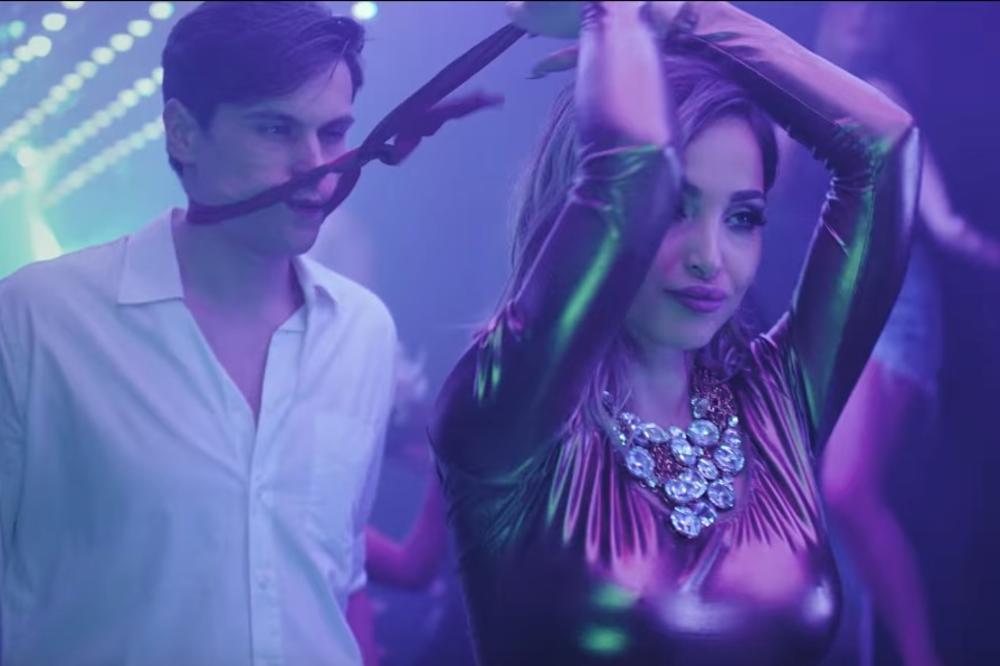 MAYA BEROVIĆ ZARADILA POLA MILIONA: Otpevala Izvini, tata i napravila pometnju! (VIDEO)