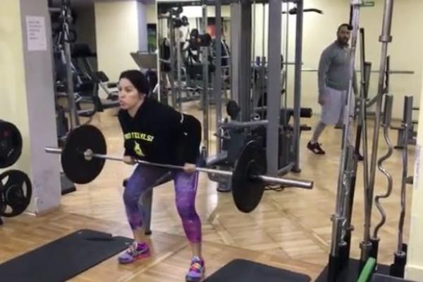 JAČA I OD NJENOG VELJKA Seka se u teretani priprema za nastup! Pravo je čudo šta sve može da podigne! (VIDEO)