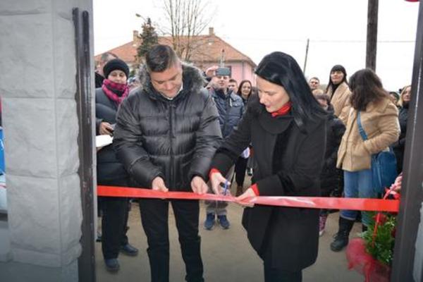 HIT U KOVINU: Svečano otvorena ŠKOLSKA OGRADA, a govori koje su čelnici održali nasmejali su sve do suza! (FOTO)
