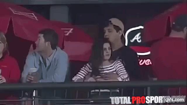 'AJDE, MALA, NIKO NE GLEDA! Ovi parovi su vodili ljubav na tribinama! I sve je snimljeno! (VIDEO) (18+)