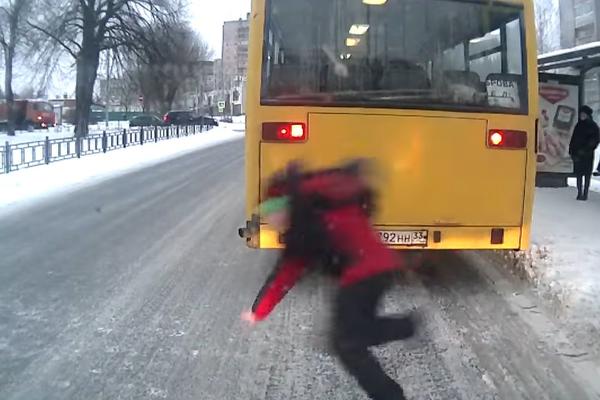 Više SREĆE nego PAMETI: Pad ga je spasio od sigurne smrti (VIDEO)