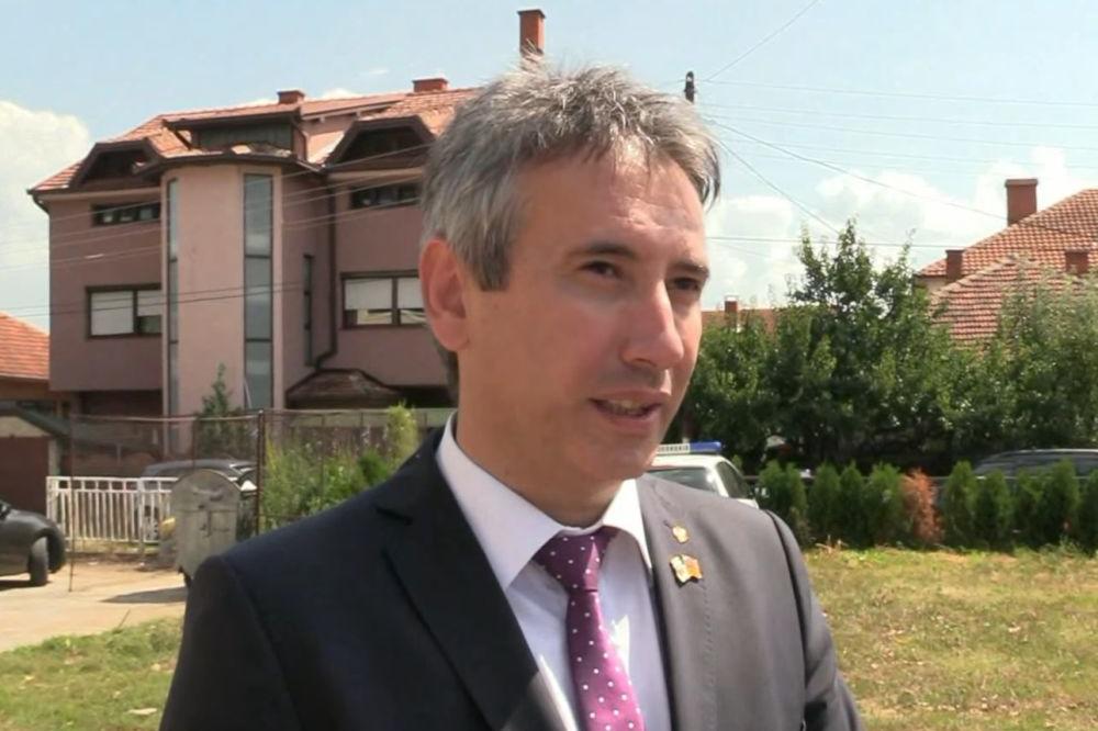 His name is Milenković, Dr Free Milenković! Gradonačelnik Vranja izgubljen u prevodu! (FOTO)