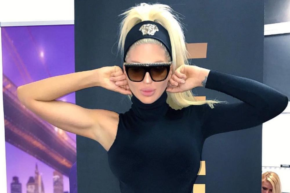 Da nije malo preterala? Crna čipka, podvezice, a ispod viri...JK srušila Instagram novom fotkom! Hoće li Tošić odlepiti od ljubomore? (FOTO)