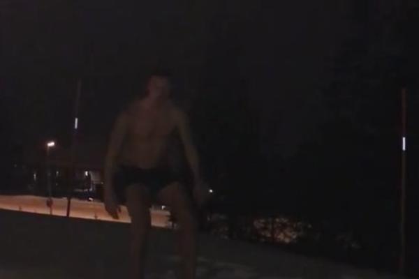 Njemu ni zima ne može ništa! Zlatan se u gaćama bacakao po snegu! (VIDEO)