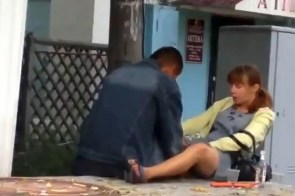 Terala ga je DA JE LIZNE, on je uporno odbijao...onda ga je ODVALILA OD BATINA! (VIDEO)