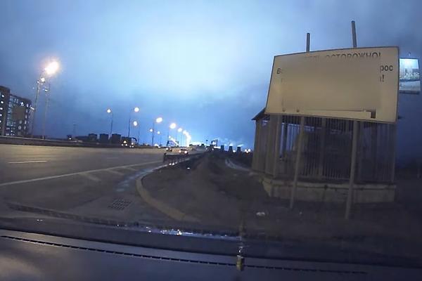 VELIKI BLJESAK NA NEBU, NOĆ SE PRETVORILA U DAN: Kamere snimile trenutak pada ruskog aviona! (VIDEO)