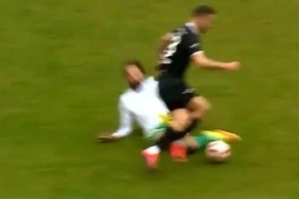 KO JE TEBI DOZVOLIO DA SE BAVIŠ FUDBALOM? Brutalan start fudbalera kog treba odstraniti sa terena! (VIDEO)